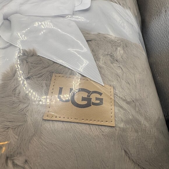 UGG Throw blanket brand new in bag with Tags - OS - Picture 2 of 3